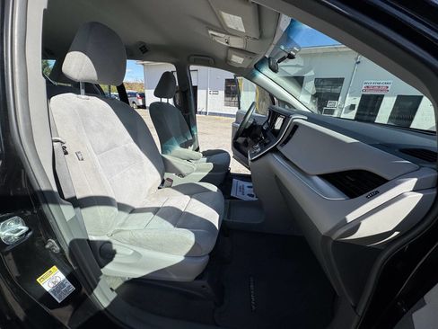 Used 2015 Toyota Sienna L image 41