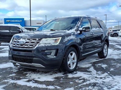 Used 2017 Ford Explorer XLT w/ Equipment Group 201A image 5