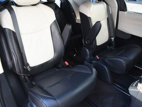 Certified 2025 Toyota Sienna Platinum image 30