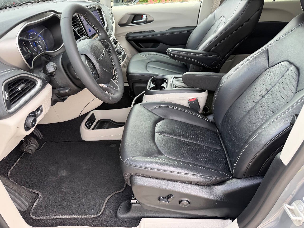 Used 2023 Chrysler Pacifica Touring-L AWD/4WD image 15