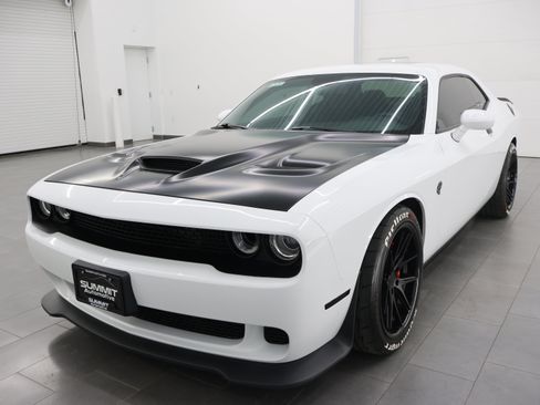 Used 2017 Dodge Challenger SRT Hellcat RWD image 7
