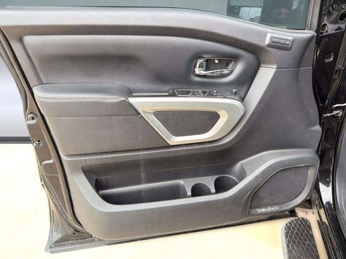 Used 2018 Nissan Titan SL w/ Chrome Package image 13