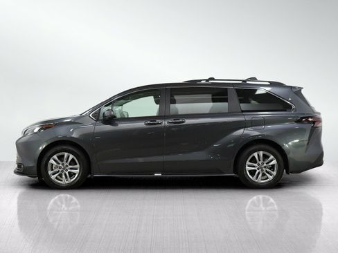 Used 2025 Toyota Sienna XLE w/ XLE Plus Package AWD/4WD image 2