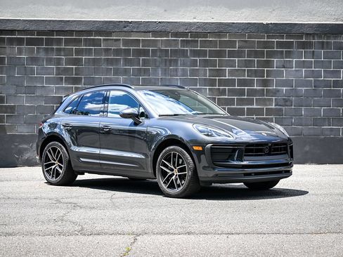 Used 2023 Porsche Macan AWD/4WD image 2