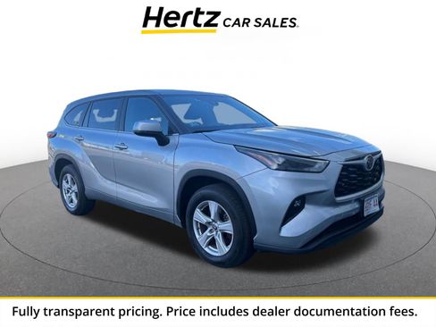 Used 2025 Toyota Highlander LE FWD image 1