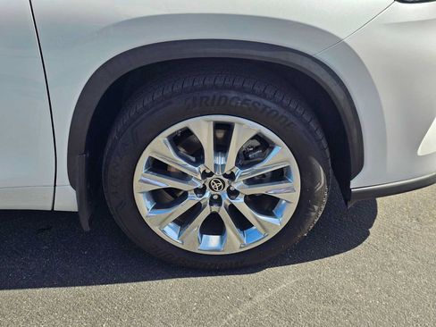 Used 2023 Toyota Highlander Limited FWD image 9