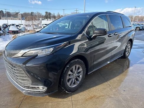 Used 2024 Toyota Sienna XLE image 3