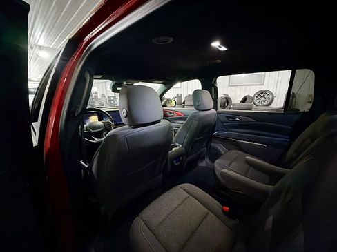Used 2024 Chevrolet Traverse Z71 w/ LPO, Floor Liner Package AWD/4WD image 9
