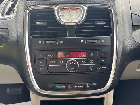 Used 2013 Chrysler Town & Country Touring image 17