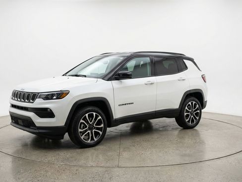 Used 2025 Jeep Compass Trailhawk image 3