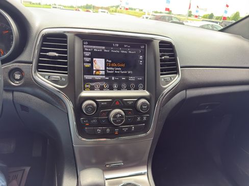Used 2018 Jeep Grand Cherokee Laredo AWD/4WD image 17