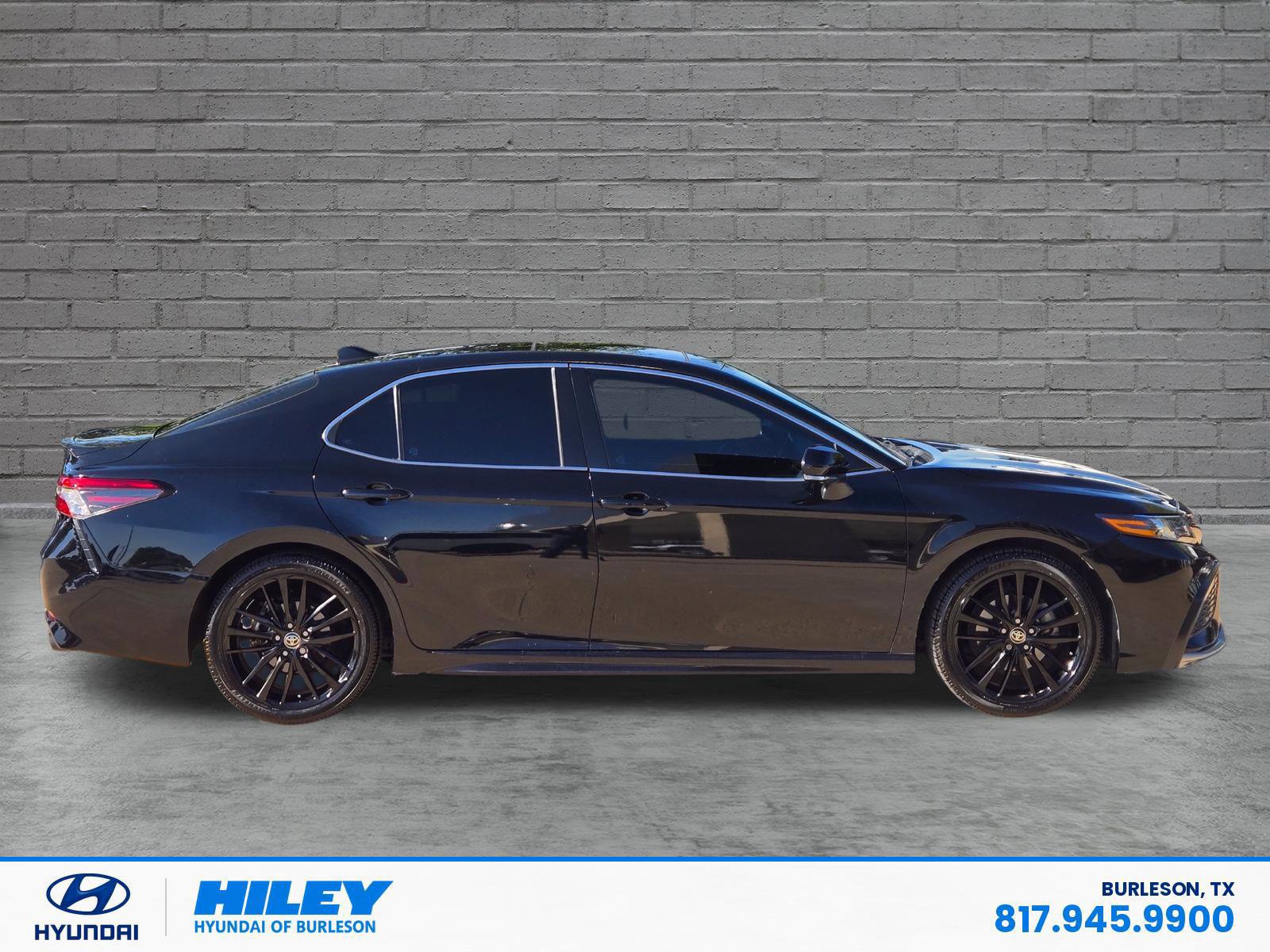 Used 2022 Toyota Camry XSE FWD image 3