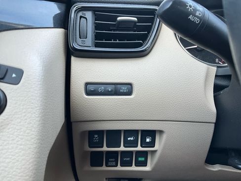 Used 2018 Nissan Rogue SV AWD/4WD image 17