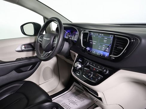 Used 2023 Chrysler Pacifica Touring-L FWD image 24