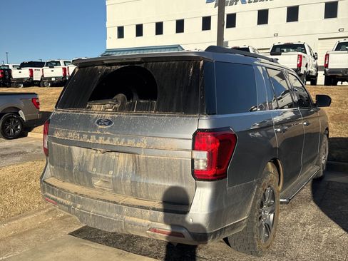 Used 2022 Ford Expedition XLT image 3