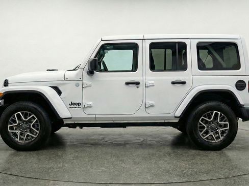 Used 2025 Jeep Wrangler Sahara image 5