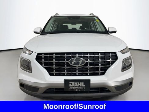 Used 2023 Hyundai Venue SEL image 3