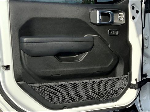 Certified 2022 Jeep Gladiator Mojave w/ Cold Weather Group image 19