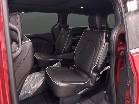 New 2026 Chrysler Pacifica Limited w/ Trailer Tow Group image 30