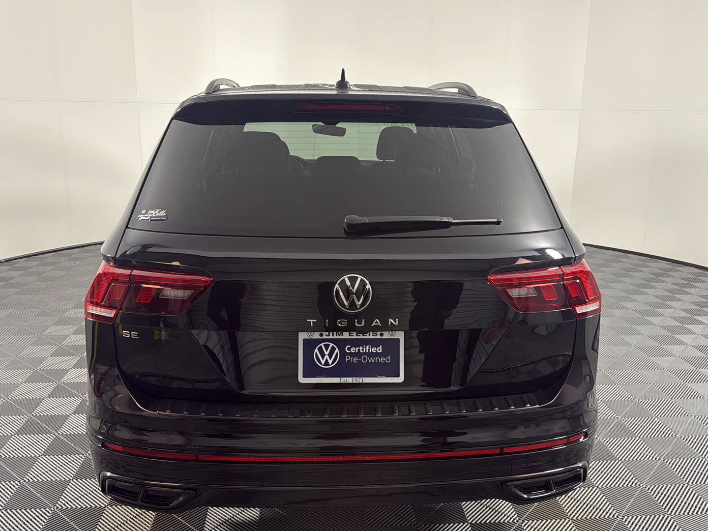 Certified 2024 Volkswagen Tiguan SE R-Line FWD image 10