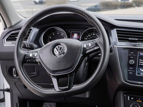 Used 2021 Volkswagen Tiguan SE w/ Panoramic Sunroof Package image 33