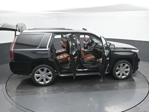 Used 2018 Cadillac Escalade Premium Luxury AWD/4WD image 50