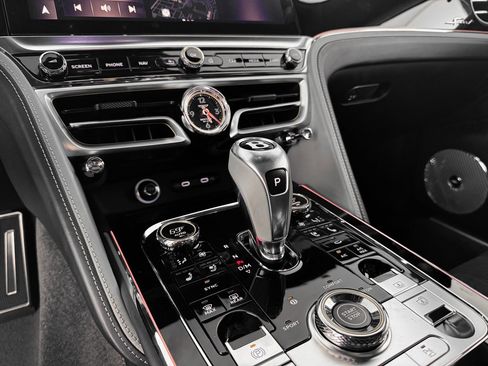 Used 2025 Bentley Flying Spur Plug-In Hybrid AWD/4WD image 24