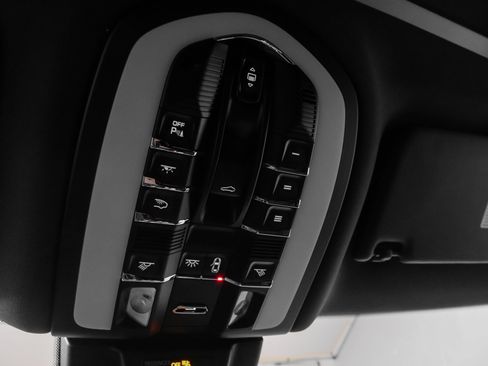 Used 2025 Porsche Macan image 31