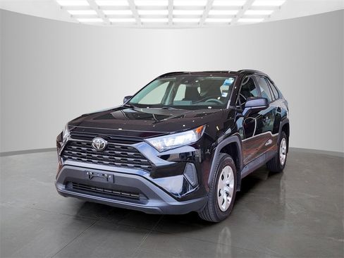 Used 2020 Toyota RAV4 LE image 9