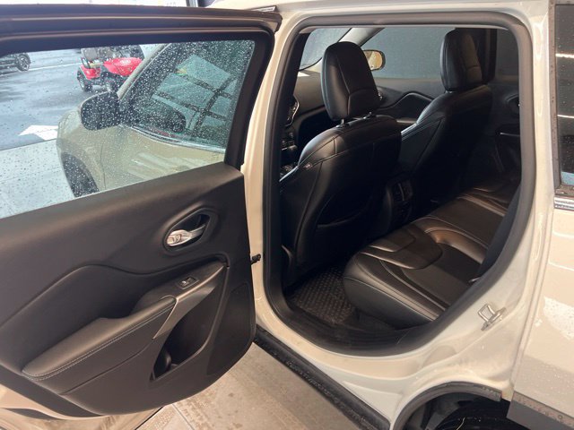 Used 2020 Jeep Cherokee Latitude Plus w/ Cold Weather Group AWD/4WD image 16