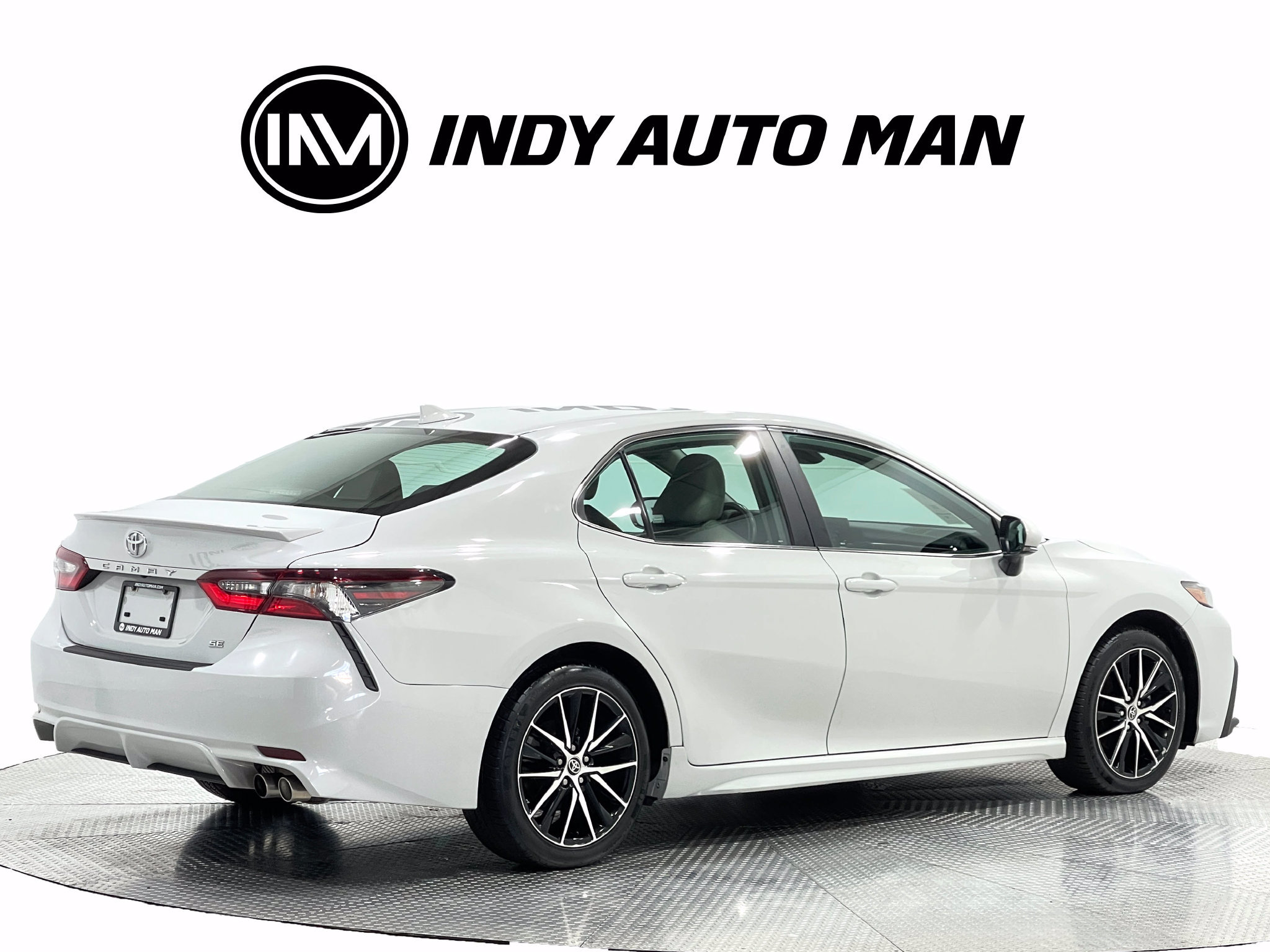 Used 2024 Toyota Camry SE w/ Cold Weather Package FWD image 4