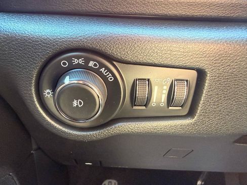 Used 2025 Chrysler Pacifica Select FWD image 16