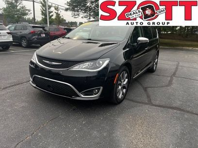 Used 2018 Chrysler Pacifica Limited w/ Tire & Wheel Group