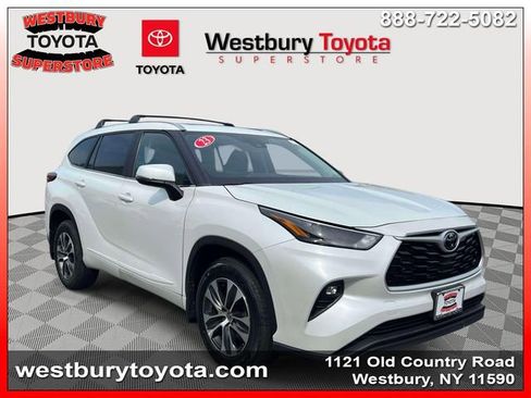 Used 2023 Toyota Highlander XLE image 1