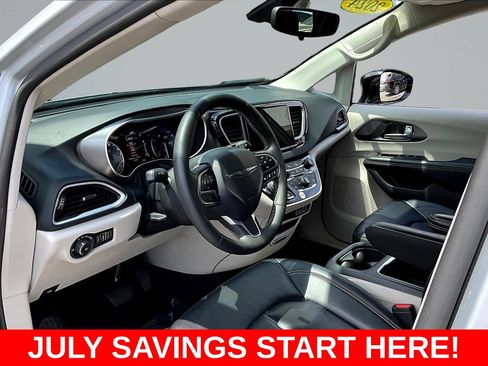Used 2024 Chrysler Pacifica Touring-L FWD image 19