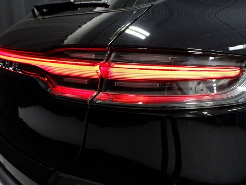 Certified 2025 Porsche Macan image 16