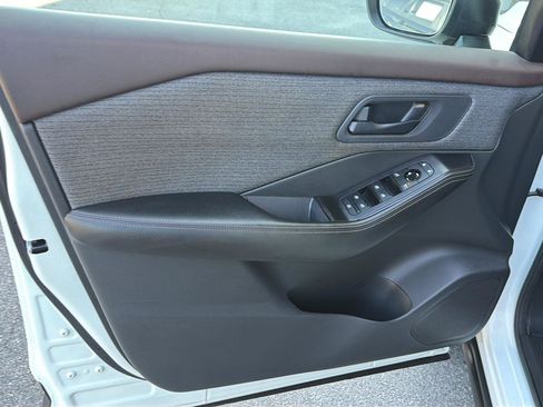 Used 2022 Nissan Rogue S AWD/4WD image 16