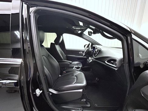 Used 2025 Chrysler Pacifica Select FWD image 15
