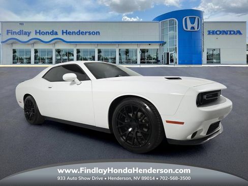 Used 2015 Dodge Challenger SXT RWD image 1