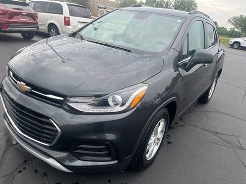 Used 2018 Chevrolet Trax LT w/ LT Convenience Package FWD image 2