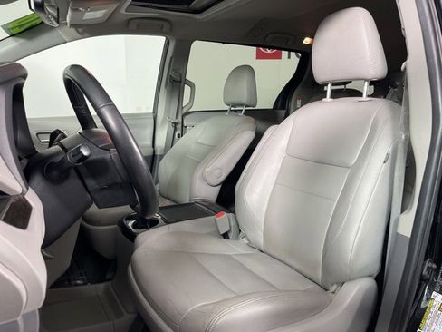 Used 2020 Toyota Sienna XLE image 4
