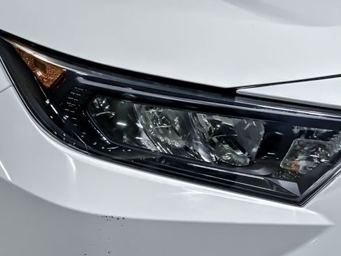Used 2020 Toyota RAV4 LE w/ Carpet Mat Package AWD/4WD image 11