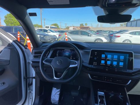 Used 2025 Volkswagen Atlas Cross Sport SE image 36