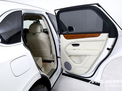 Used 2023 Bentley Bentayga Plug-In Hybrid image 22