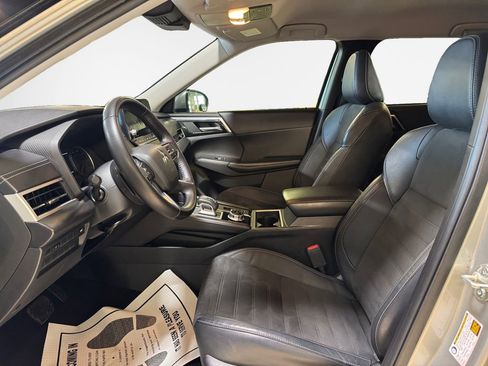 Used 2022 Mitsubishi Outlander SE image 12