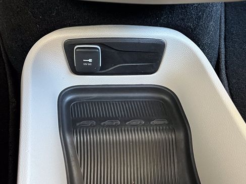 Used 2024 Chrysler Pacifica Touring-L FWD image 28