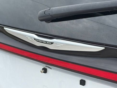 Used 2024 Chrysler Pacifica Touring-L FWD image 6
