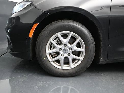 Used 2023 Chrysler Pacifica Touring-L FWD image 17