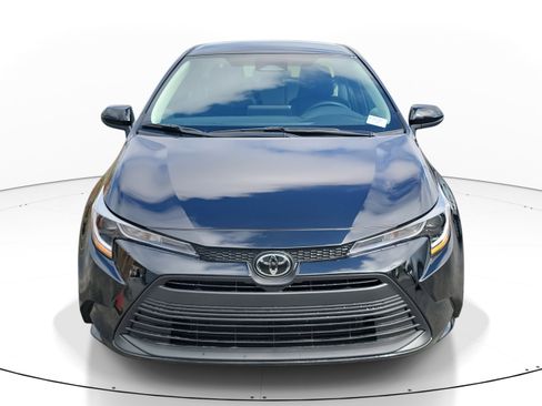 Used 2025 Toyota Corolla LE image 2