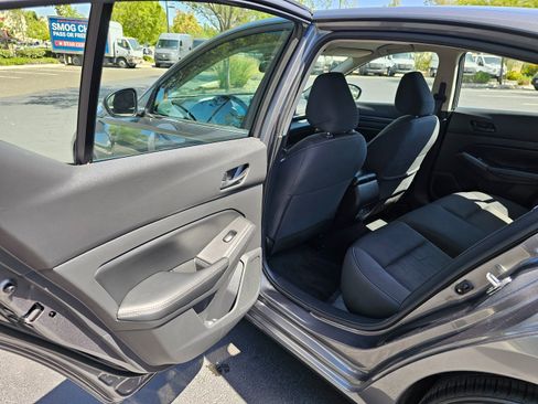 Used 2024 Nissan Altima 2.5 SV image 15